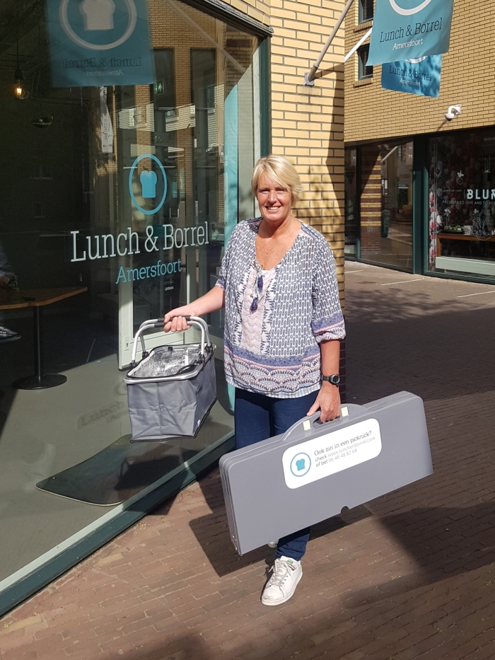 Inger van Duijl, medewerker bij Lunch & Borrel, met het picknickpakket