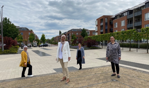 Van linkst naar rechts: Aïcha Moussaoui, Samira Zerkouni, Noura Houllich en Jamilla Aaloul. (Iman Aaloul en Maha Omar van de vrouwencommissie staan niet op de foto).