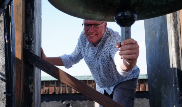 Ook de Annakerk luidt de klokken. Klokkenluider Erwin van der Laan: "Jazeker, het is dan ook een beetje feest, want we mogen weer open!"