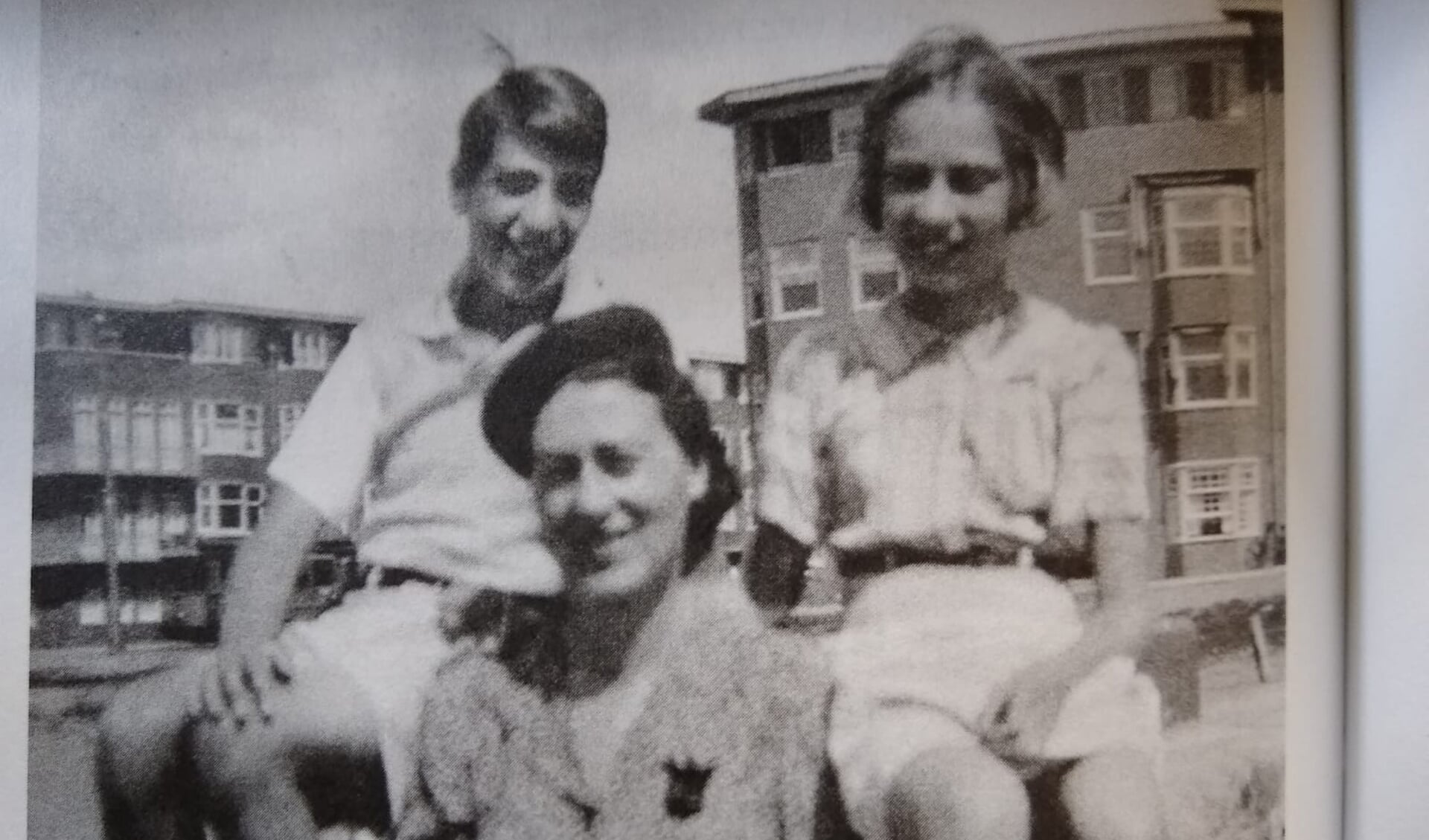 Eva en Heinz Geiringer met moeder Fritzi in Amsterdam, als buren van Anne Frank.