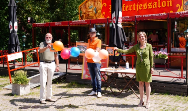 Wijnand Slokker, Dick Backer en burgemeester Joyce Langenacker bij de presentatie van het boekje.