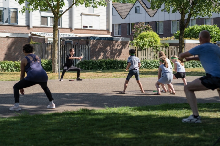 Instructeur Victor en een deel van de sportievelingen