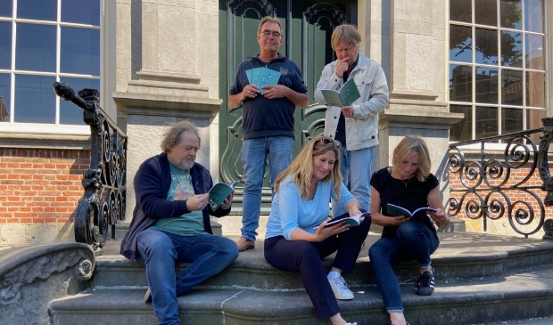 Van links naar rechts: Henk Tijbosch (grafische vormgever boekje), Cilia Tel (Artvark), Willemijn Faber (Artvark), achter: Bies van Ede (schrijver) en Eric J. Coolen (illustrator).