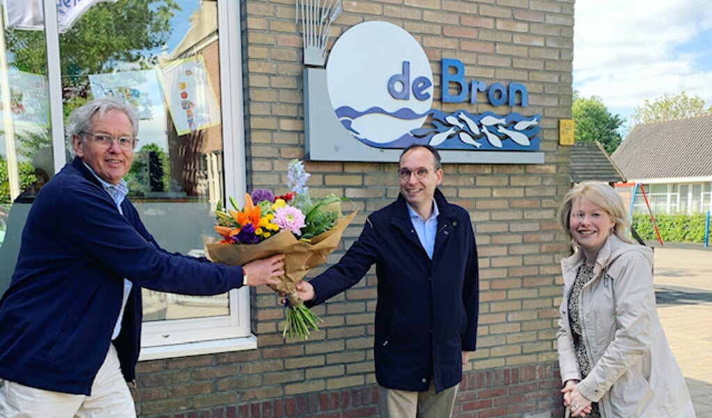 Op de foto directeur Kees Boender van CBS De Bron in Molenaarsgraaf die de bloemen ontvangt uit handen van Paul Dirix en Corine van Vuren van Rotary Alblasserwaard. 