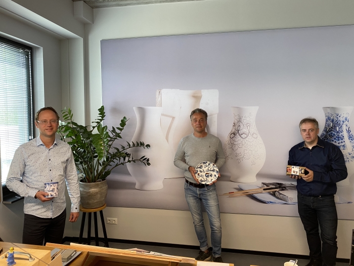 Marco en Dennis Dee en Jorrit Heinen tonen Heinen Delfts Blauw producten van de nieuwe spaaractie bij PLUS Dee supermarkt.