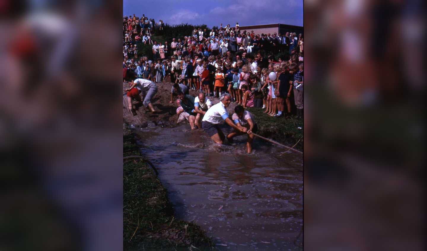 Bij de opening in 1969 was het feest in het hele dorp; touwtrekken aan de Oude Haven.