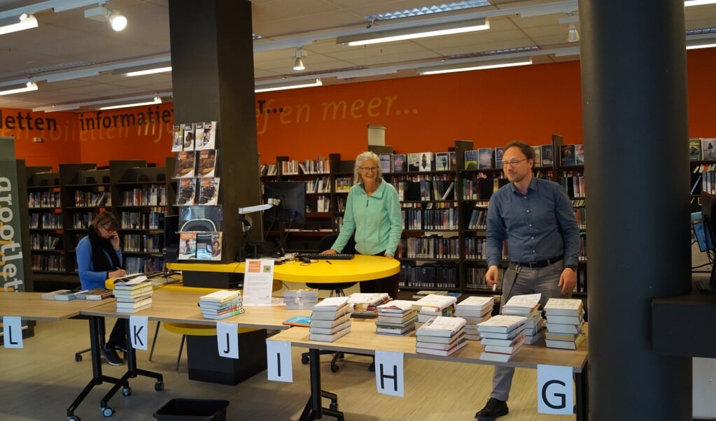 In Bibliotheek Westwijk kunnen leden nog even niet zelf boeken uitzoeken in de schappen.