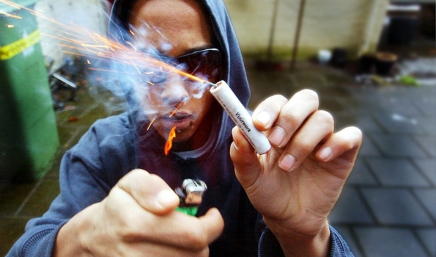 <p>Jongeren steken nu massaal af omdat de controles straks strenger worden. </p>