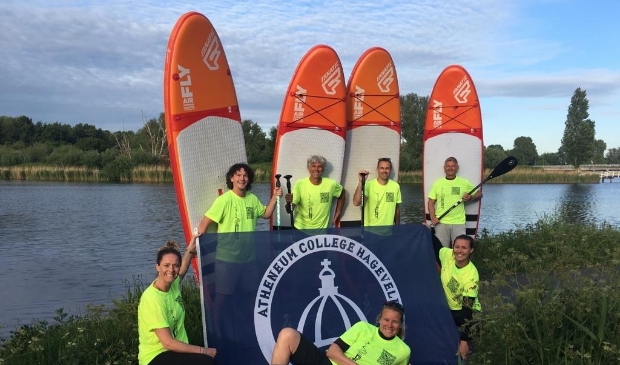 De gymsectie van de school geeft het goede voorbeeld door al suppend de Ringvaart rond te gaan.