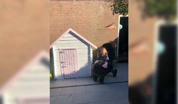 Het nichtje van Monique was maar wat blij met het tuinhuisje.