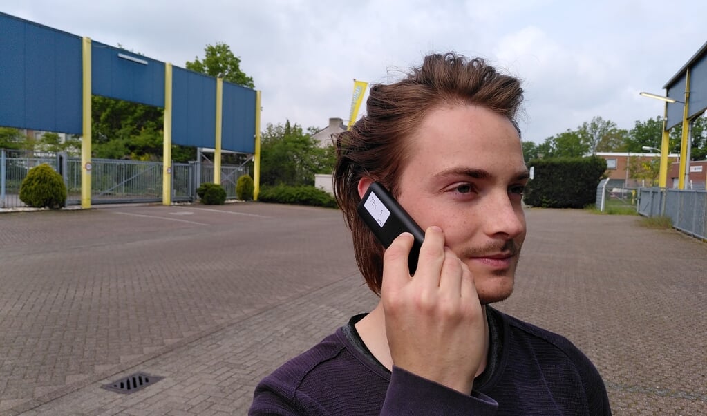 Joris Kingma kocht voor zijn project tien mobiele telefoons voor 11 euro per stuk. ,,De goedkoopste die ik kon vinden.