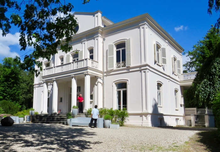 Herman en Edith op het bordes van het Landhuis