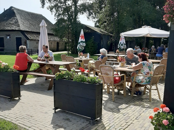 Ook de theeschenkerij van de Mariahoeve met het terras is weer open voor publiek.