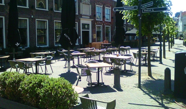 De terrassen staan al klaar om op Tweede Pinksterdag open te kunnen.