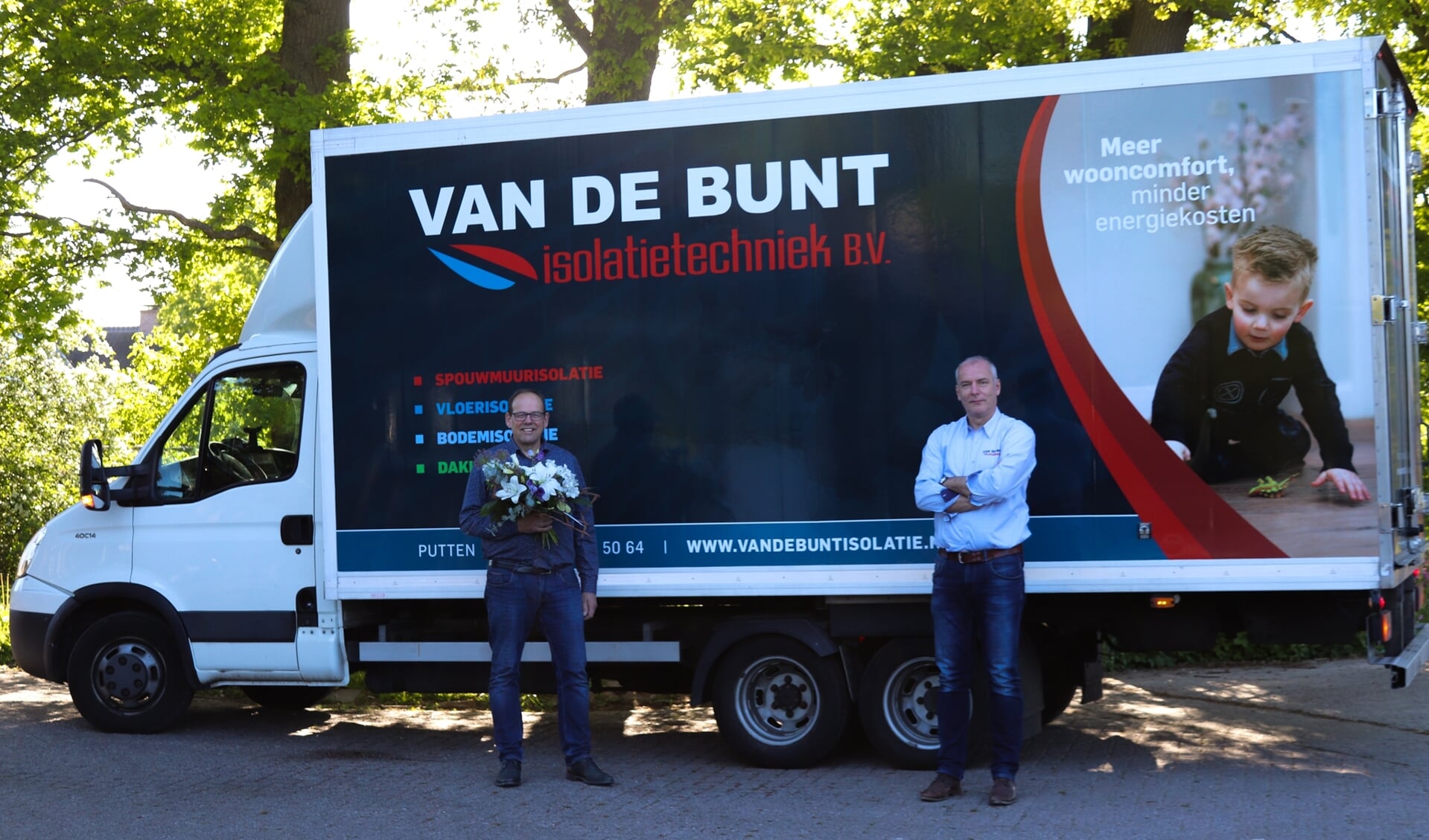 Managementwissel bij Van de Bunt Installatietechniek: Henk van de Bunt (links) draagt het stokje over aan Steven Endema.