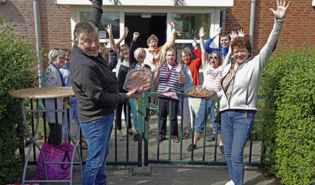 Tiemen en Tineke Visser met het bbq-pakket voor de enthousiaste Iris-bewoners.