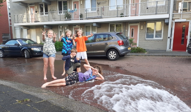 De kinderen vermaken zich prima tijdens de reparatie.