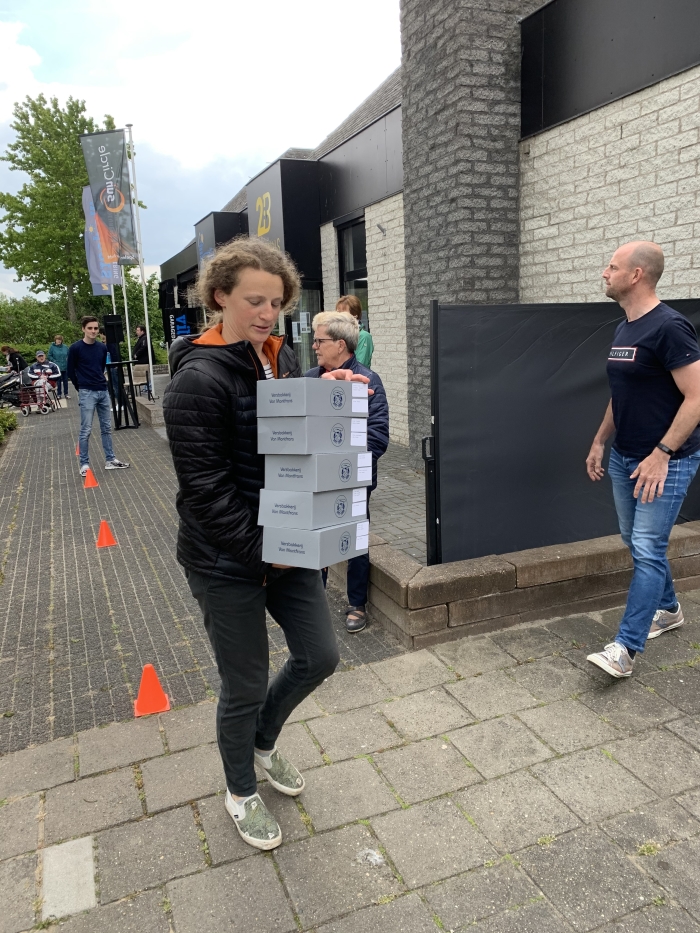 De Doorgeeflunches worden vanuit het Paashuis door vrijwilligers de wijk in gebracht