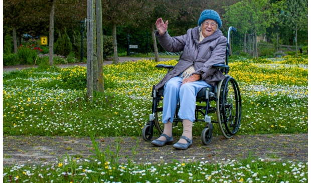 Mevrouw Lange gefotografeerd door haar zoon Peter tijdens de wandeling rondom De Blinkert