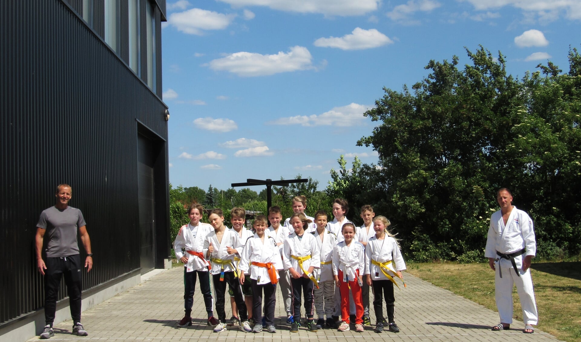 Ron van Lamoen en Sander Mackaaij hebben de wedstrijdgroep jeugd van Judovereniging Groot Houten buiten les gegeven. Zij hopen dat de 1,5-meter regel van tijdelijke aard zal zijn.