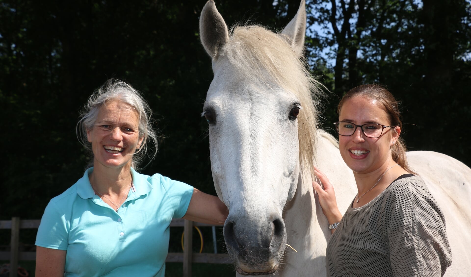 Mathilde Nanninga (links) en Trudy de Jager bij een van de pony's.