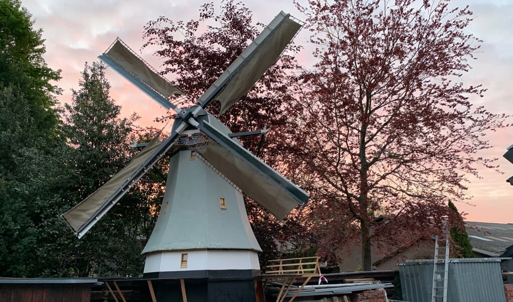 De lattenzaagmolen staat nu nog op het erf van Van de Grift, maar moet in de toekomst voor windenergie zorgen.