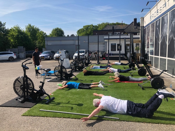 Een ZilverFitness les wordt tijdelijk buiten gegeven