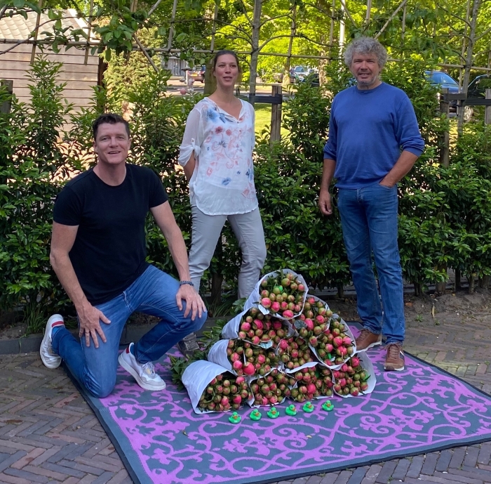 Emile Kouwenhoven, Danae Huijser, Jan Duinker van D66 Heemstede met de bossen pioenrozen.