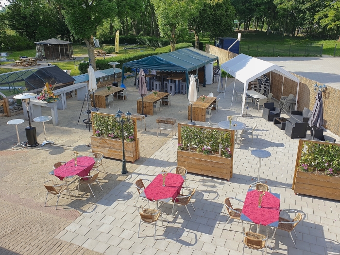 Vanaf het dak van Sporthal De Slag zie je duidelijk de verrassende ruimte van het opgeknapte terras.
