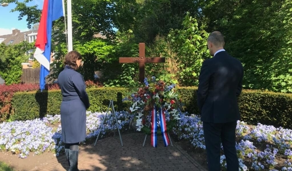 Wethouders Sander en Jansen en Laura Hoogstraten bij het centraal monument in Den Dolder.