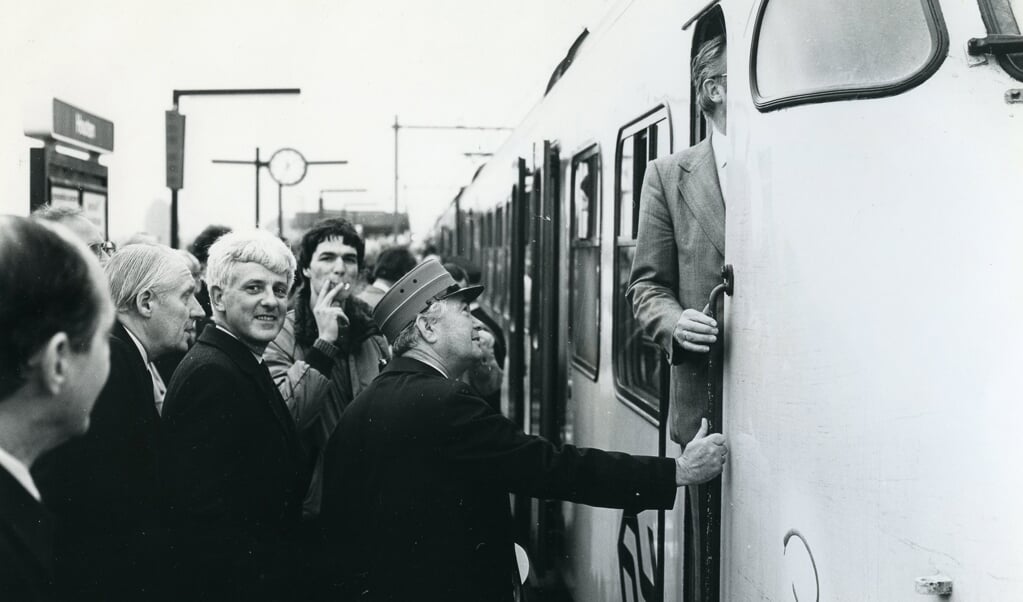 Opening NS-station Houten met burgemeester Bijleveld in het midden.