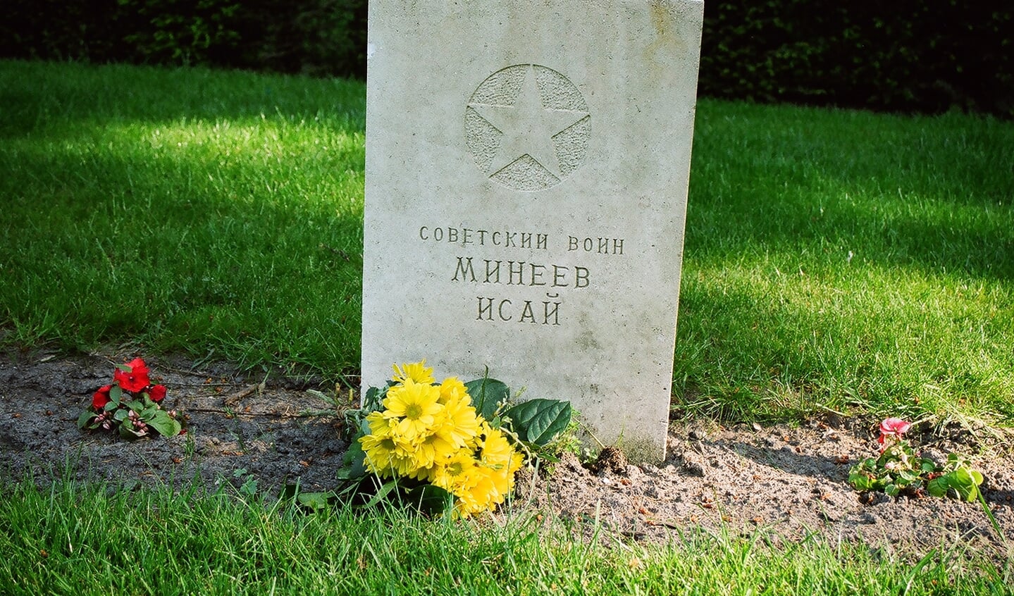 De grafsteen van Isaj Jelizarovitsj Minejev.