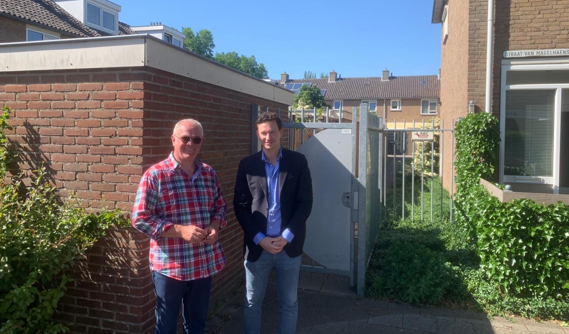 VVD-raadslid Benjamin Smalhout (rechts) bekijkt samen met buurtbewoner Kees het project in Kostverloren.