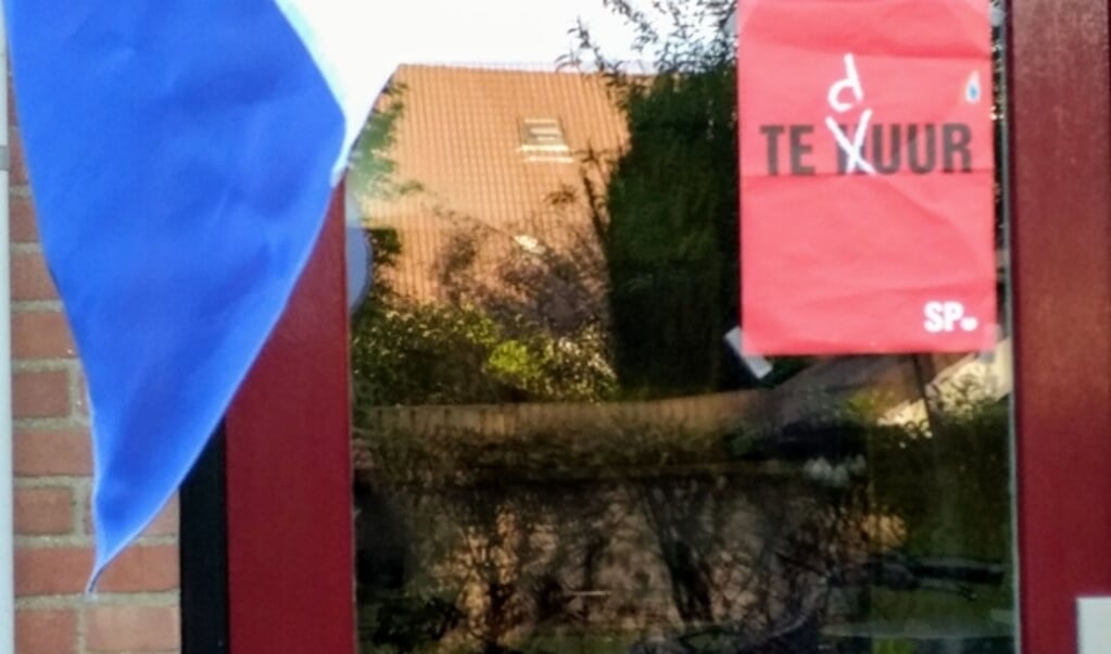 Op Koningsdag/Woningsdag: Vlag uit en poster voor het raam.