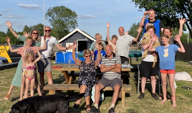 <p>Wijke en Marius van Bentum met hun kinderen en kleinkinderen.</p>
