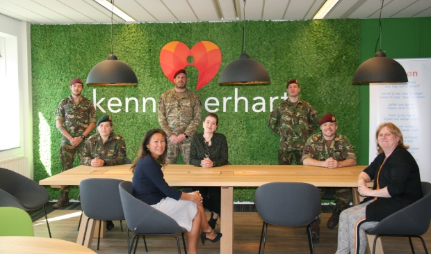 Militairen Teo, Berendien, Ruben, Lisa, Mike en Julien samen met Audrey van Schaik(bestuurder Kennemerhart) en Jeanette Verhart (teamleider GRZ van Kennemerhart).