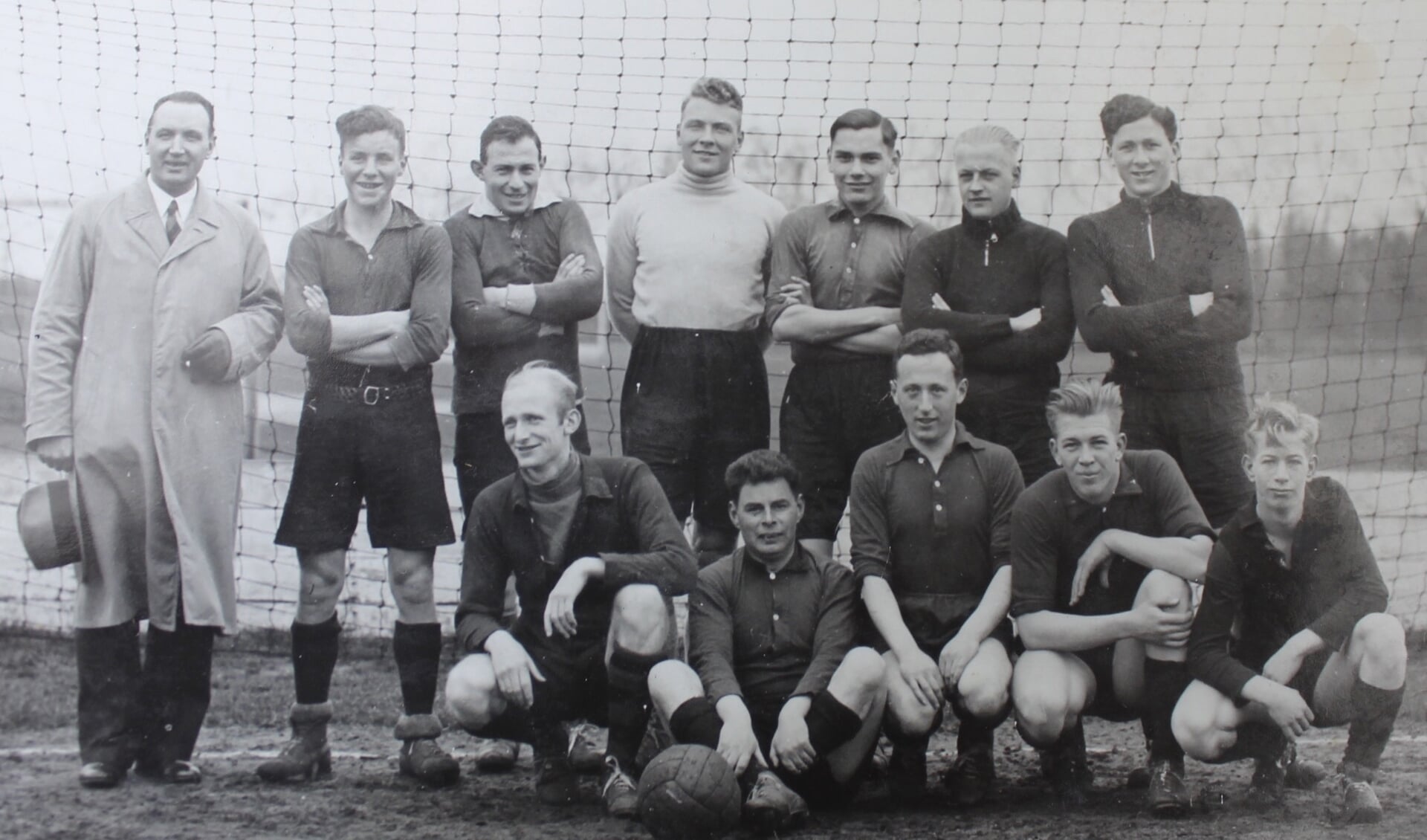 Emanuel Klasser (staand derde van links) en Arnoldus van Daal (keeper met coltrui) op een elftalfoto van het tweede elftal uit 1935. Beide Quickers overleven de oorlog niet. Vijf andere trouwe Quick-spelers evenmin.