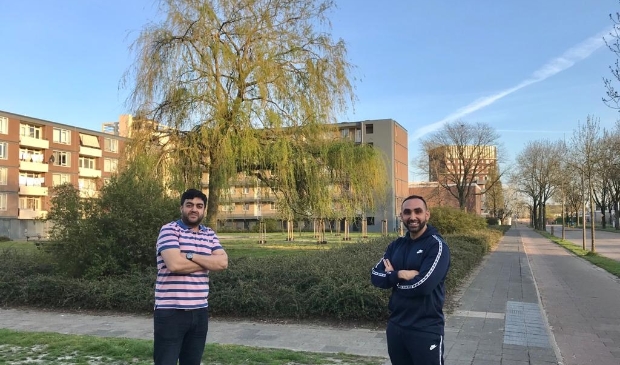 Nour Said Belkasmi (D66) en Tahsin Bülbül (DENK) bezoeken ook de jongeren in de wijken van Amersfoort.