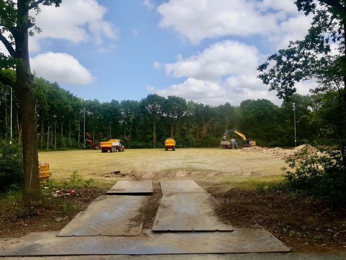 Zandauto's in plaats van voetballers op het tweede veld van SO Soest