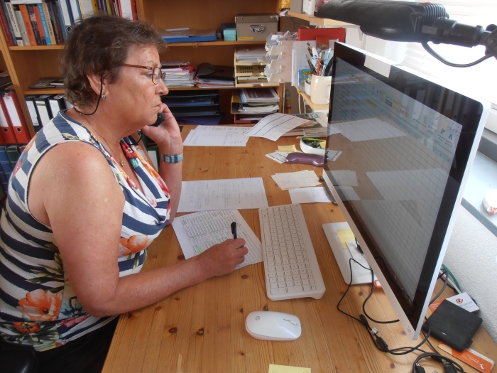 Belvrijwilliger Annemiek Schwiebbe in actie.