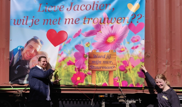 Jacolien en Carlo voor het spandoek