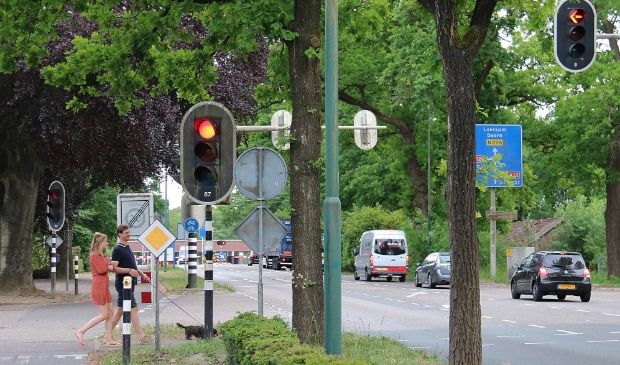 De kruising in de dorpskern van Maarsbergen vlakbij de nog steeds onveilige gelijkvloerse spoorwegovergang.