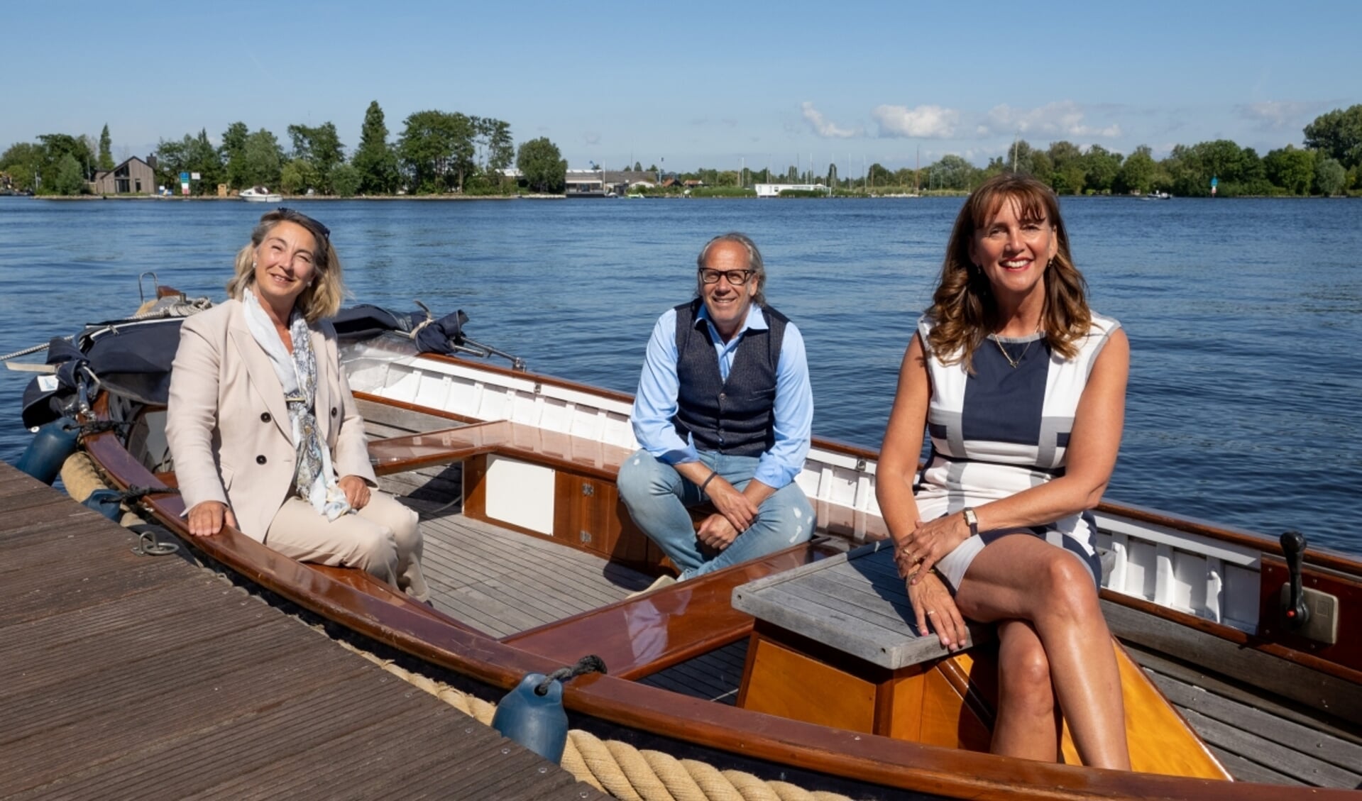 Van der Kolk geflankeerd door de wethouders Mariëtte Sedee (links) en Marja Ruigrok. Ze bespraken vorige week de plannen voor een aantrekkelijker vaargebied in Haarlemmermeer.  