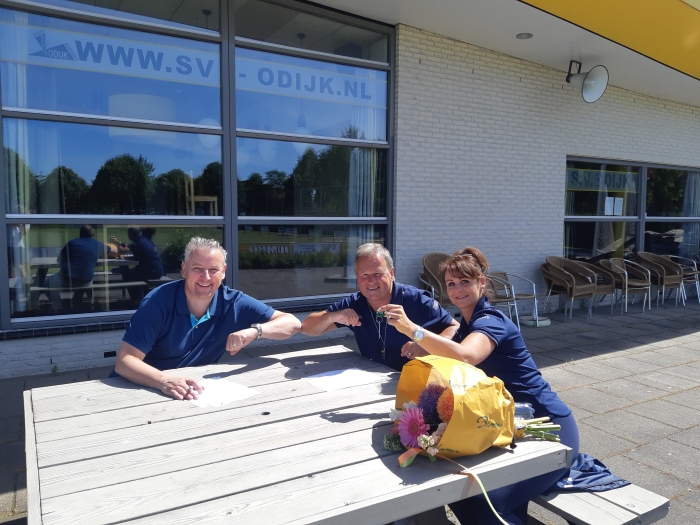 Vincent de Wit overhandigd de sleutels van het sportpark.