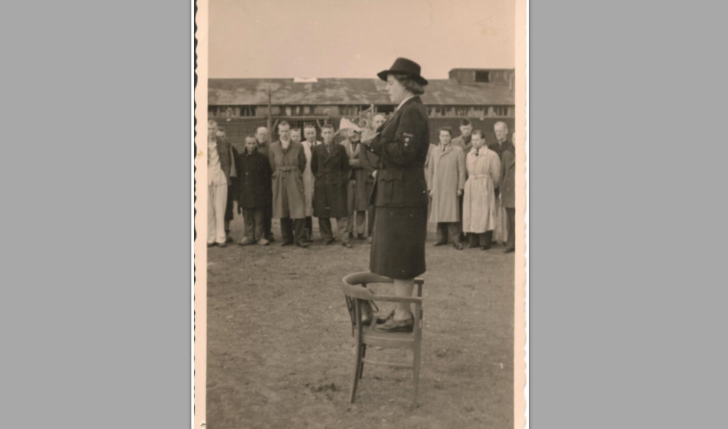 Foto 3: Loes van Overeem is tijdens de Tweede Wereldoorlog als verpleegster werkzaam bij het Rode Kruis. Als nieuwe kampcommandante spreekt Van Overeem de gevangenen in Kamp Amersfoort toe.