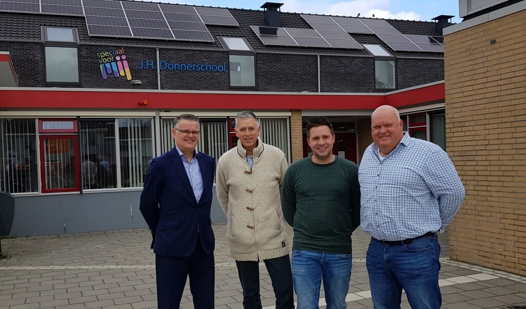Op de foto van links naar rechts directeur-bestuurder Jan Hofman, Willem Massier, Dirk Jan de Jong (SO) en Tjeerd Jan Bosman (VSO).