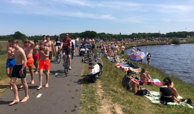 Massale drukte op de oevers van de Eem op Hemelvaartsdag. In de middag sloeg de vlam in de pan.