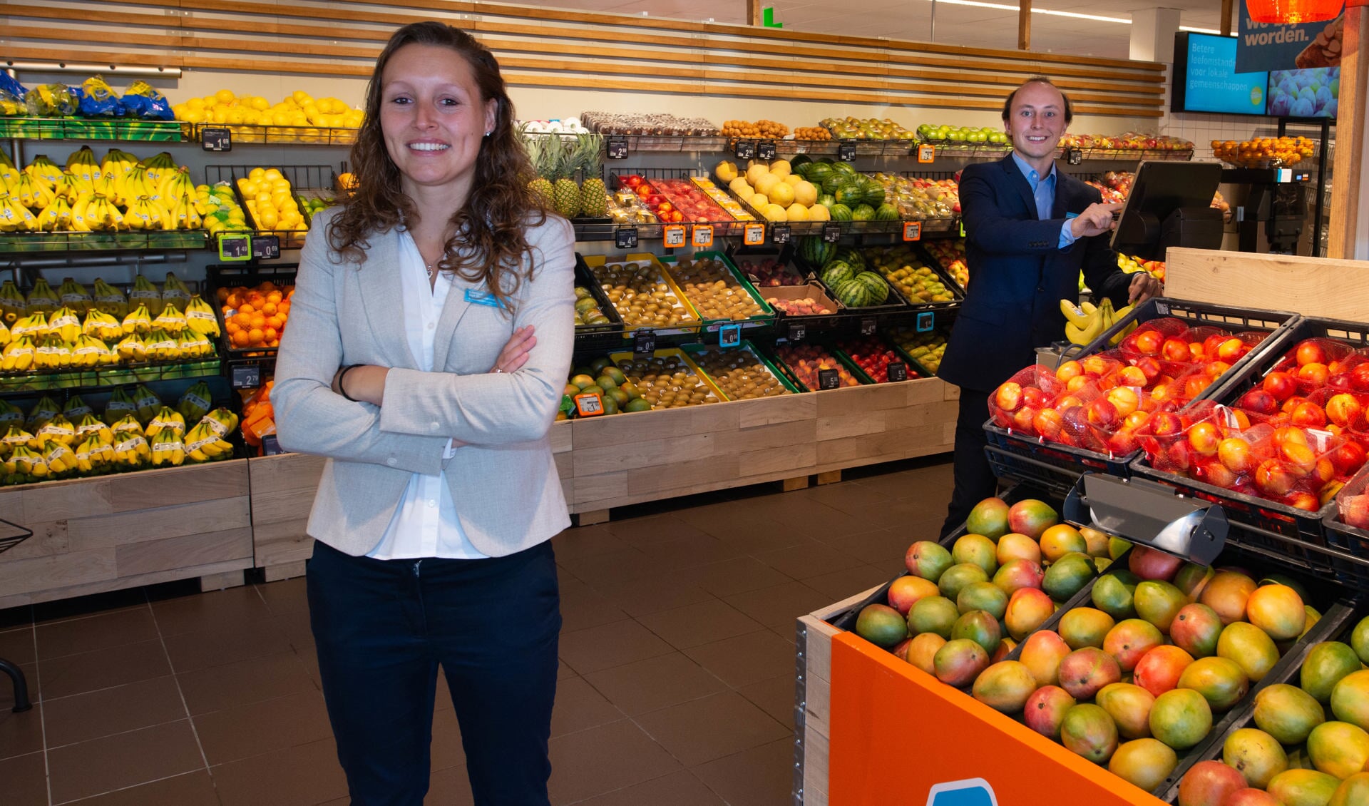 Supermarktmanager Chantal van Moorselaar en haar assistent Mart van Geemen zijn trots op hun vernieuwde Albert Heijn Overhees.