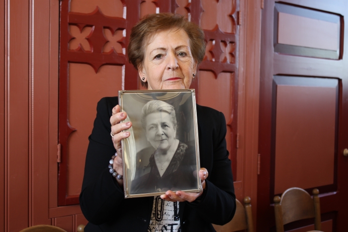 mw. J.J. Groenenboom-Polak met foto van grootmoeder: mw. J. Polak-van Brink