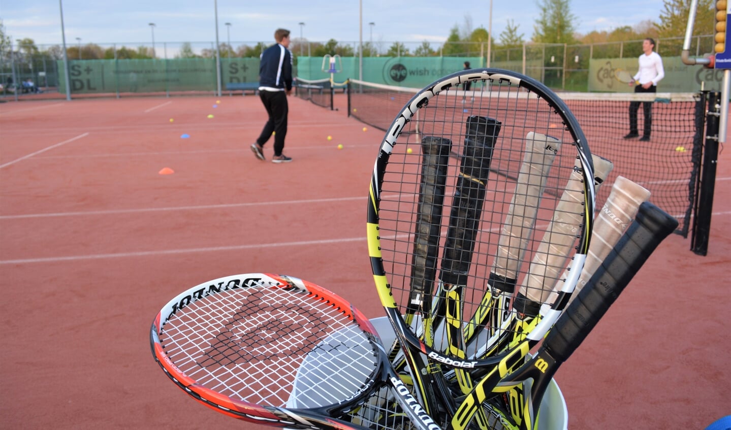 Tennisrackets zijn beschikbaar tijdens de proeflessen bij Keltenwoud.
